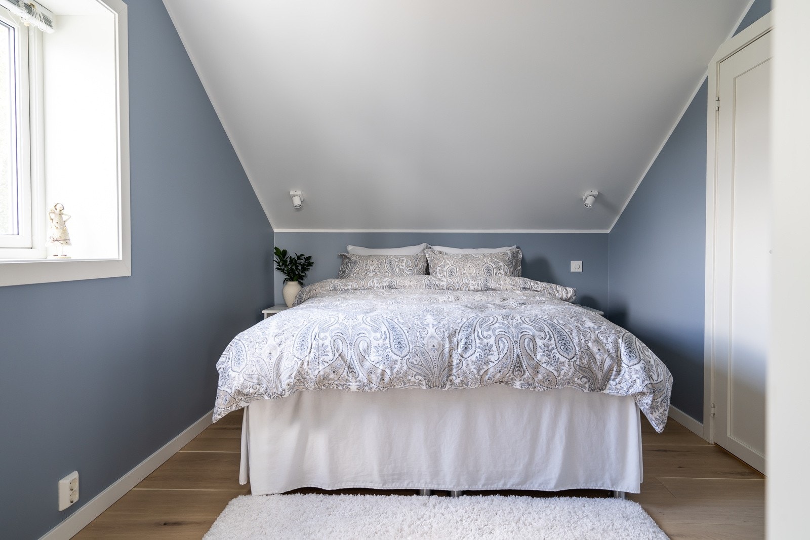 Hovedsoverommet er av god størrelse med plass til dobbeltseng og garderobeløsning. Galleribilde