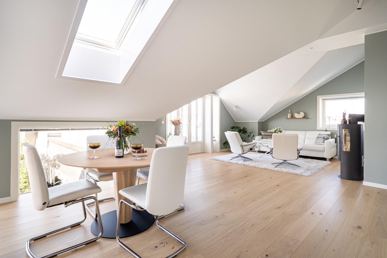 Videre er det tilkomst til boligens oppholdsrom med en gjennomgående romløsning som åpner opp for flere innredningsmuligheter. Galleribilde