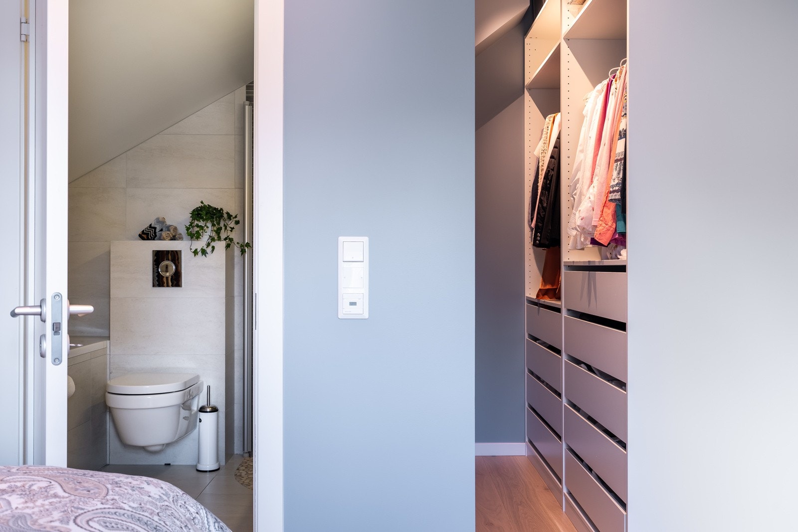 Hovedsoverommet har en-suite bad og en praktisk walk in garderobe. Galleribilde