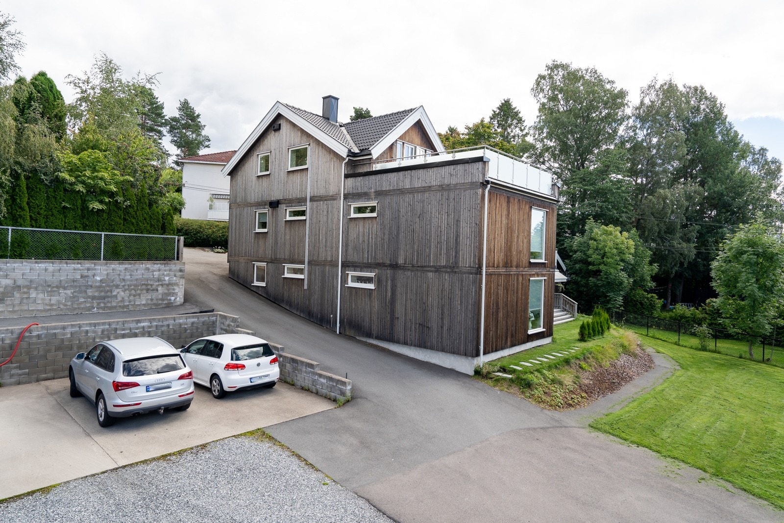 Boligen er en del av et sameie med 3 seksjoner (en leilighet i hver etasje), der denne ligger i byggets øverste etasje (3.etg) med enkel adkomst. Bygget er opprinnelig en enebolig som ble påbygget med en etasje, tilbygget og totalrenovert i 2014. Galleribilde