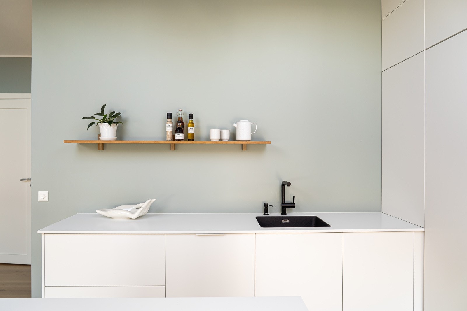 Kjøkkenet har svært god benke-/skapplass, noe som gir godt med oppbevaringsmuligheter og arbeidsflate. Galleribilde