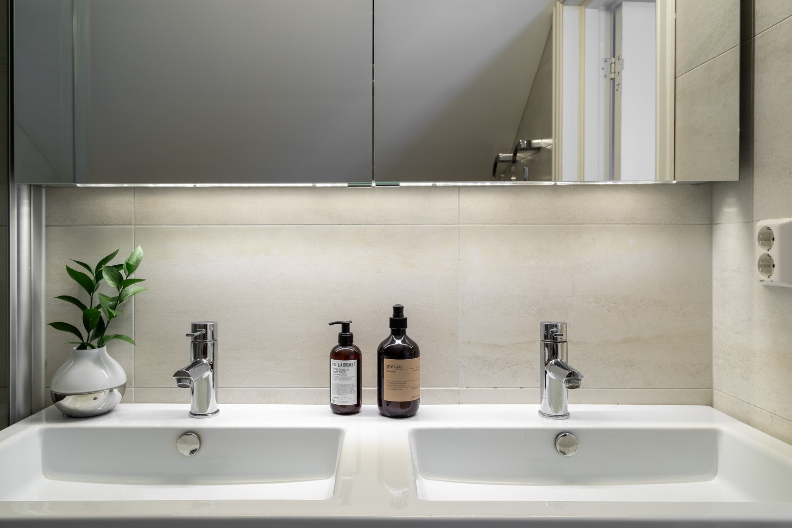 Dobbelvask i et delikat baderom Galleribilde