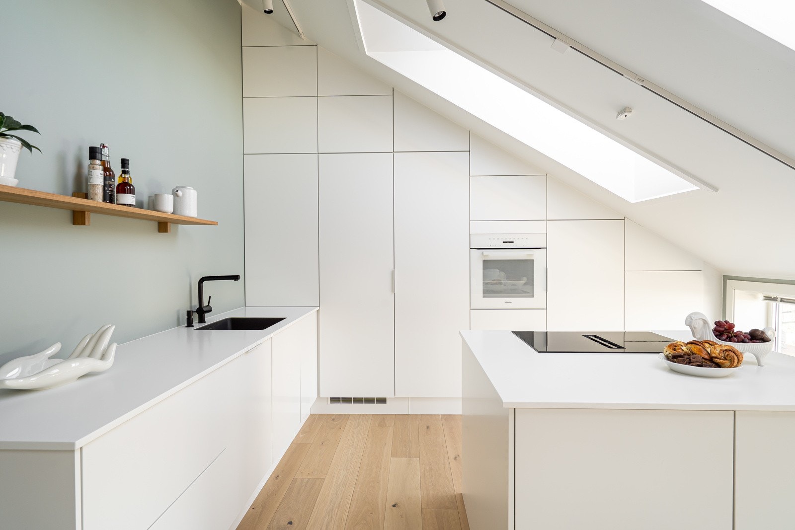 Kjøkkenet er stilrent og moderne. Galleribilde