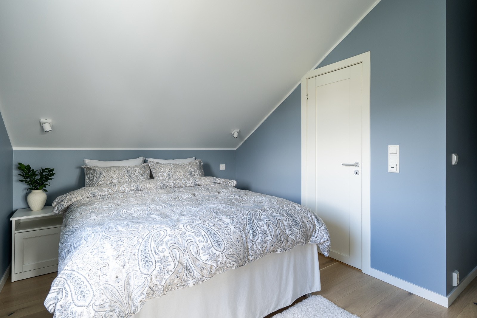 Soverommene har store vindusflater som gir mye naturlig lysinnslipp og gir en romslig følels. Galleribilde