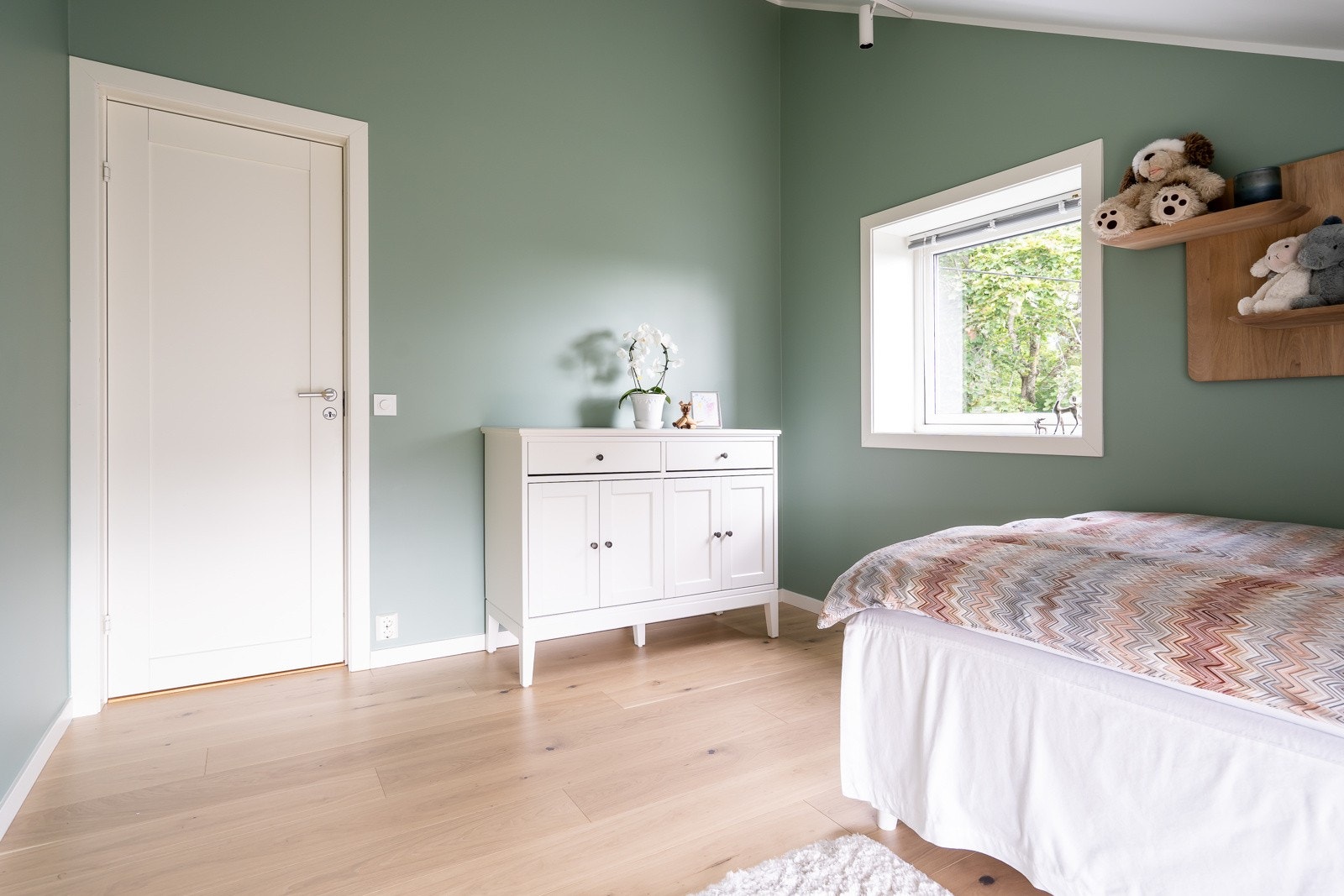 Soverom ll er malt i en lun grønnfarge. Galleribilde