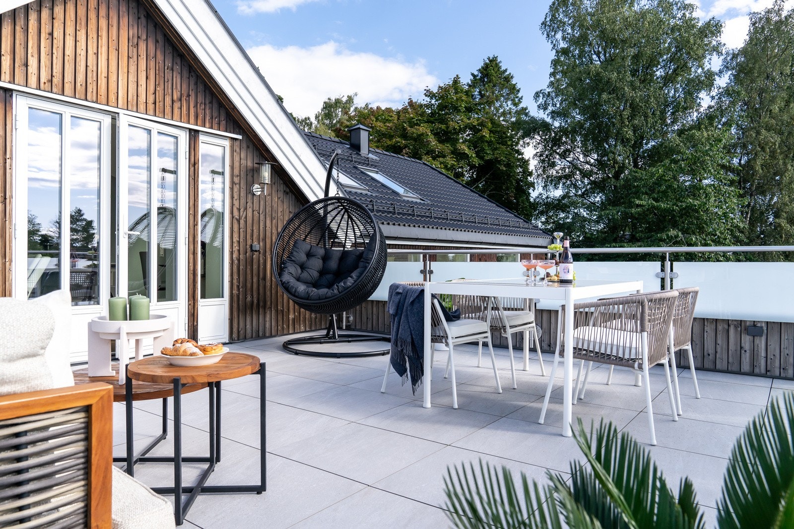 Eiendommen ligger i et ettertraktet og veletablert boligområde på Nordstrand/Lambertseter i Oslo. Galleribilde