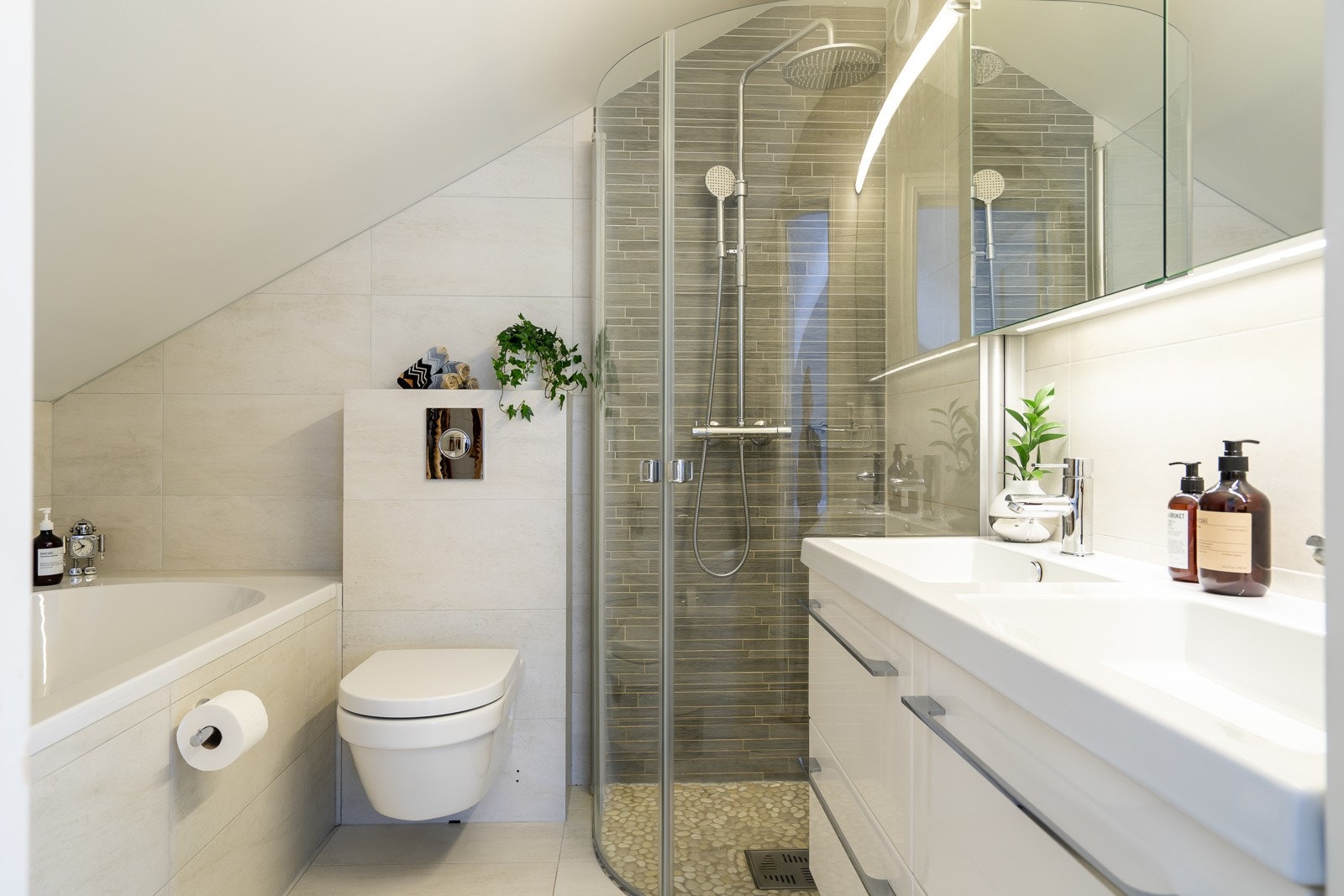 Boligen har to delikate bad fra 2014 med flislagte overflater og behagelig gulvvarme. Galleribilde