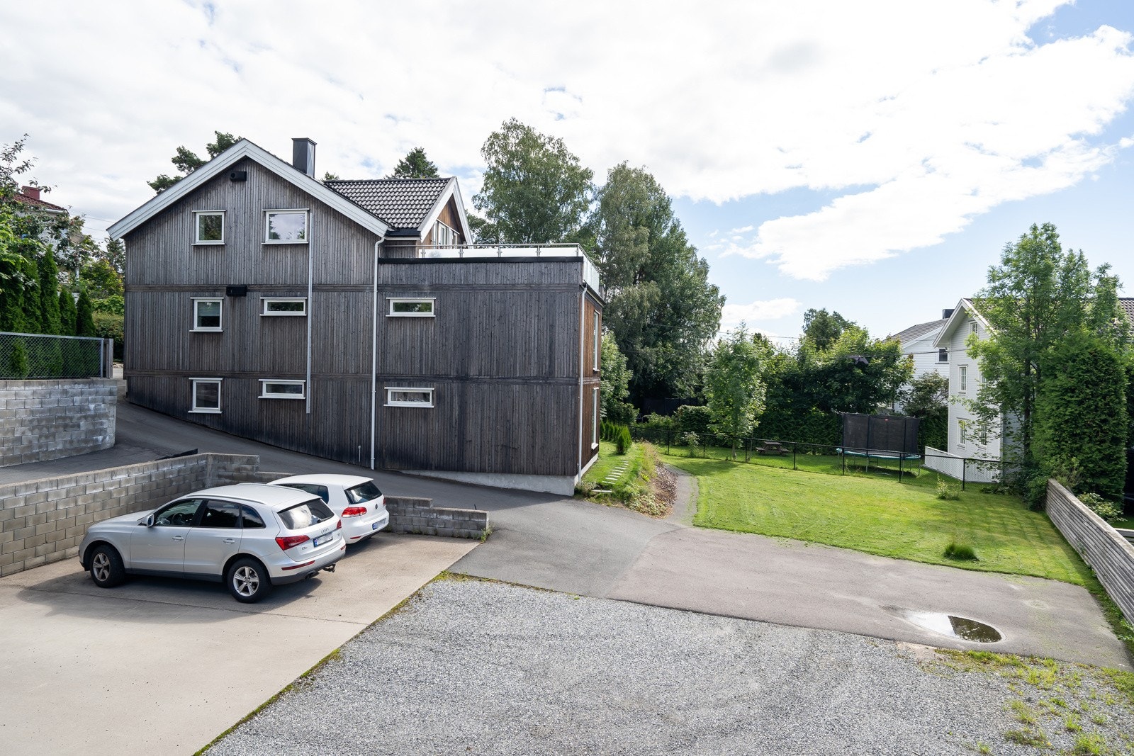 Det medfølger 2 parkeringsplasser. Ny ladeboks montert i 2024, Zaptec. Galleribilde