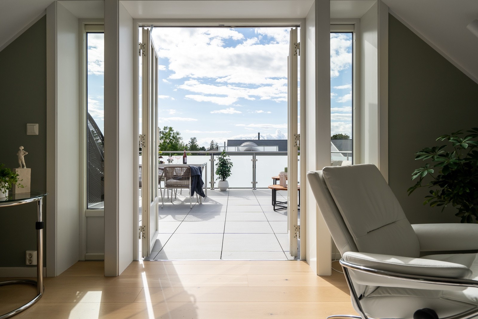 Adkomst gjennom dobbeltfløyet dør til solrik takterrasse med flott utsyn over nærområdet. Galleribilde