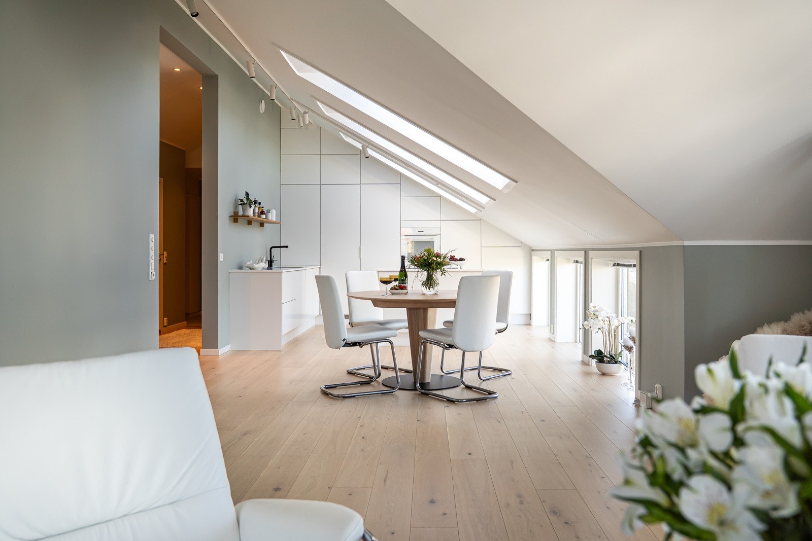 Gjennomgående i boligen er det store vindusflater som gir rikelig med naturlig lysinnslipp og en generøs takhøyde. Galleribilde