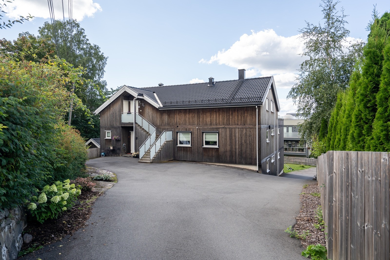 Velkommen til Hellinga 11 A, som er en lekker toppleilighet med 105 kvm bruksareal fordelt på en flate. Gulvareal på 125 kvm. Galleribilde