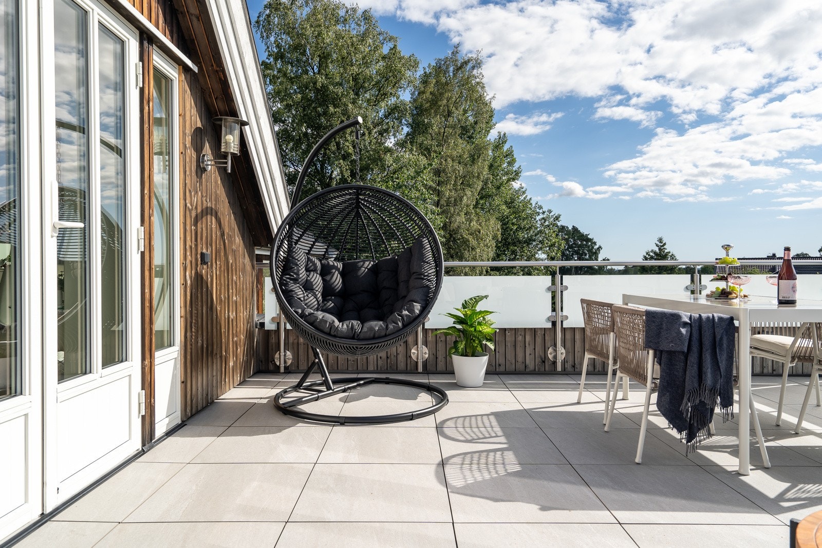 Dette blir en utstrekker av boligen sommerhalvåret. Det er skikkelig luksus med utedusj her på varme dager! Galleribilde