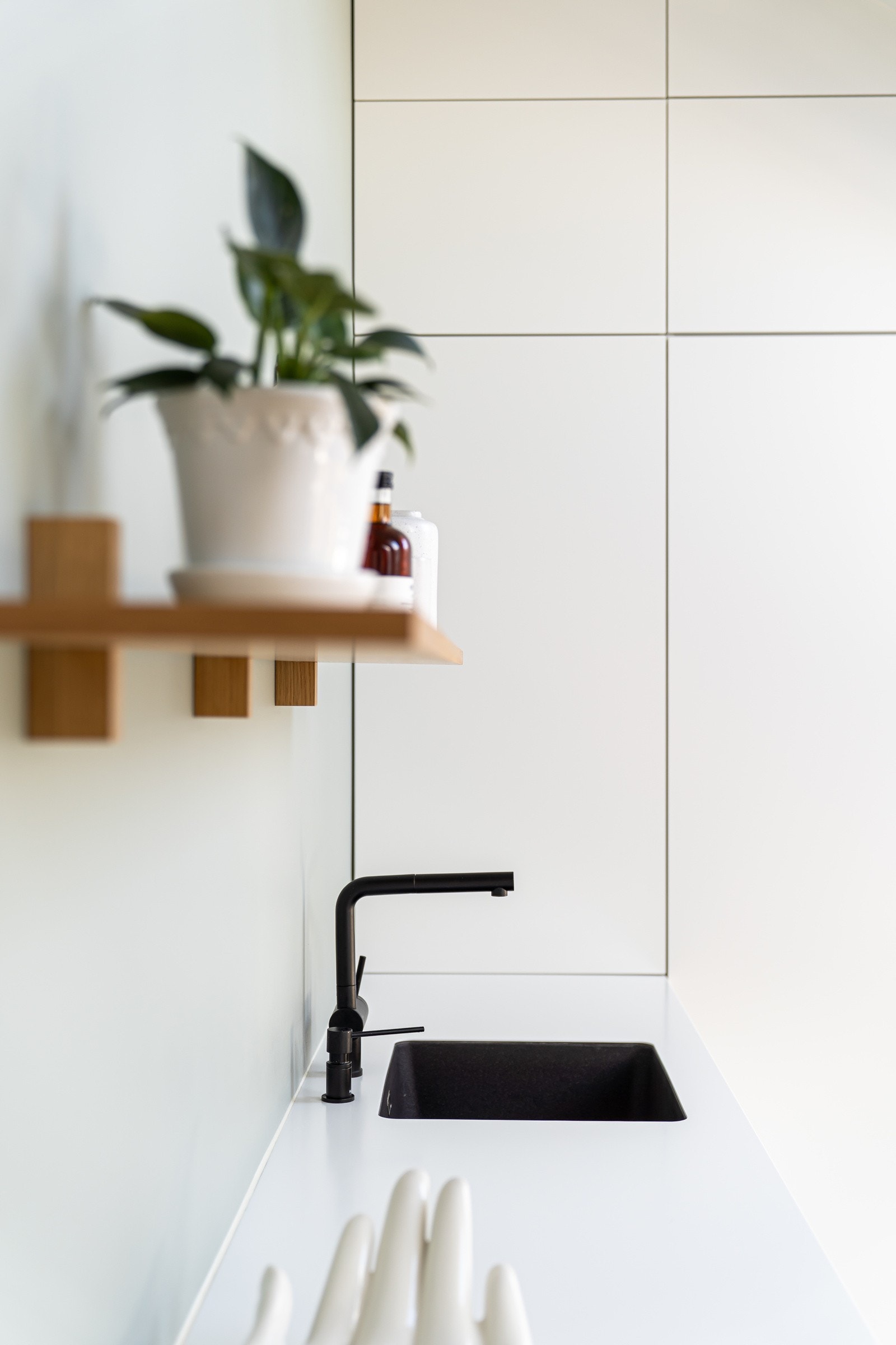 Mmoderne sort oppvaskkum med ett-greps blandebatteri. Galleribilde