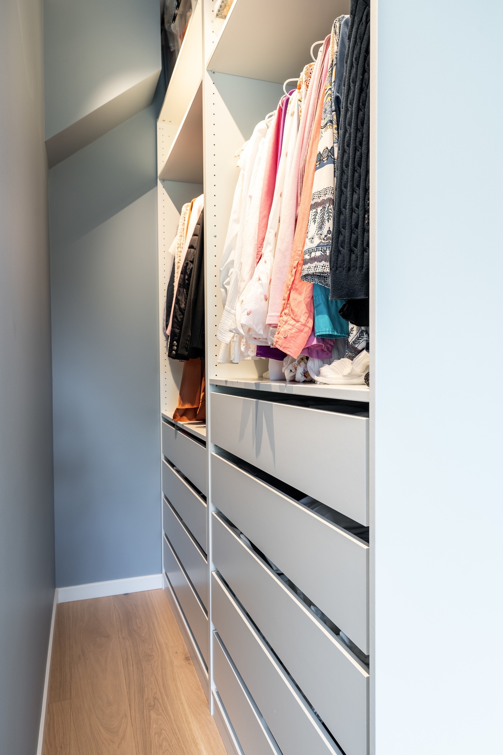 Hovedsoverommet har en walk-in garderobe med smart garderobeløsning. Galleribilde