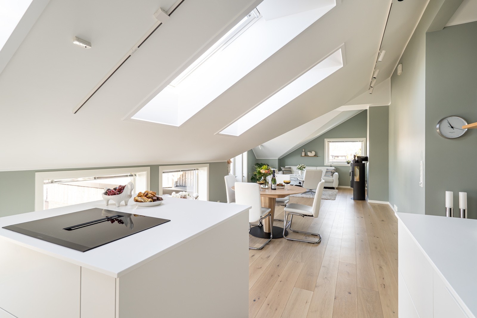 Boligen har en sosial og åpen stue/kjøkken løsning. Det er god plass til spisegruppe mellom kjøkkenet og stuen. Galleribilde