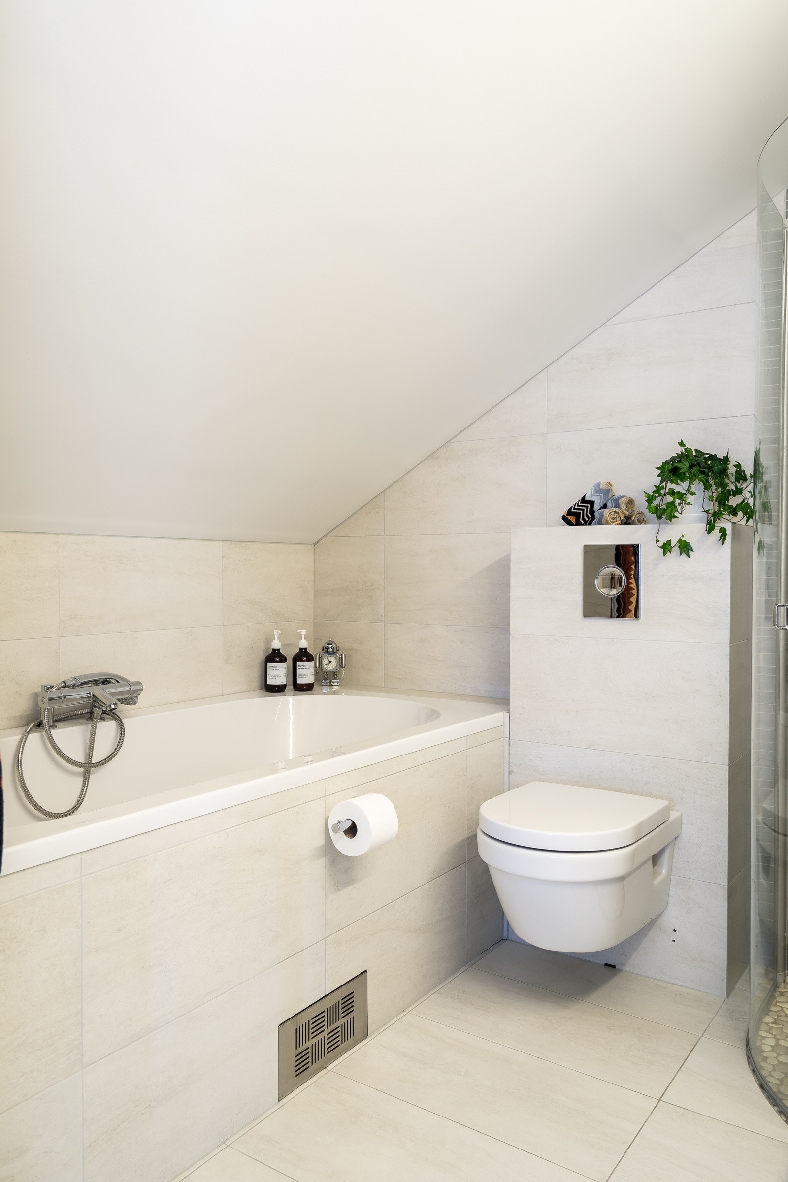 Baderommet i tilknytning til hovedsoverom er utstyrt med vegghengt toalett, hvit høyglans servantinnredning med dobbel heldekkende servant samt ettgreps servantkraner. Speilskap på vegg med overbelysning. Galleribilde