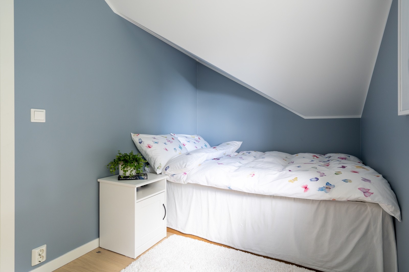 Soverom lll med god plass til dobbeltseng og annet møblement. Galleribilde