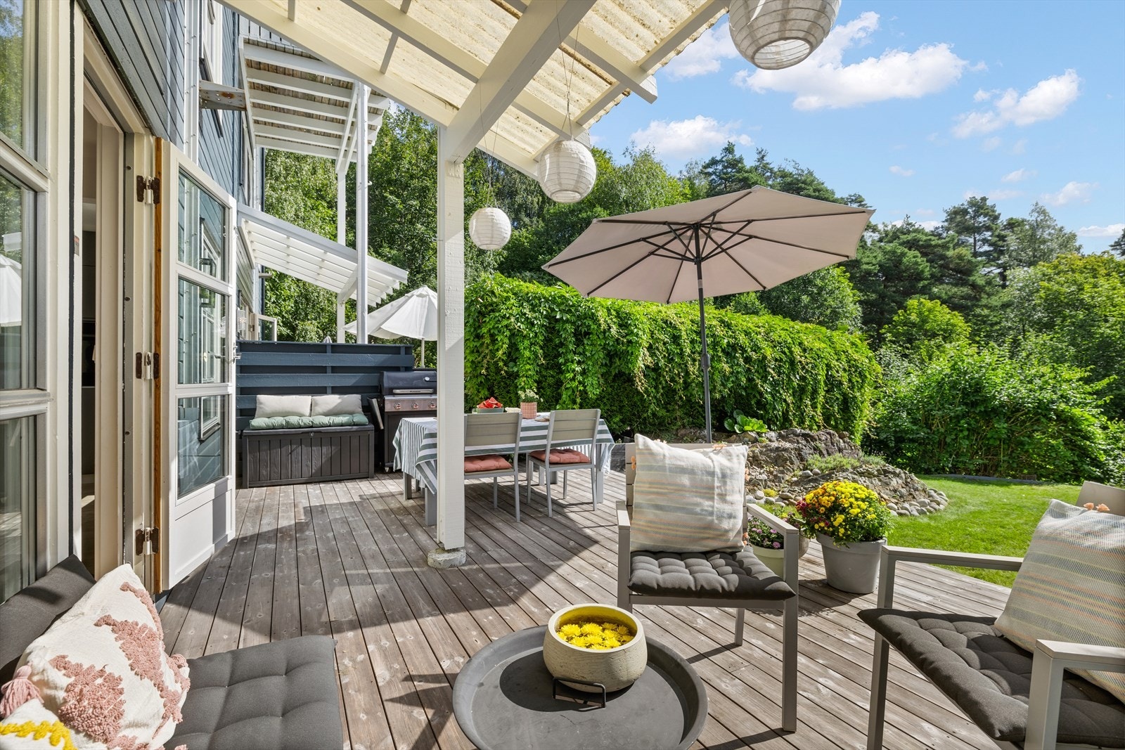 Rikelig med plass til utemøblement og grill Galleribilde