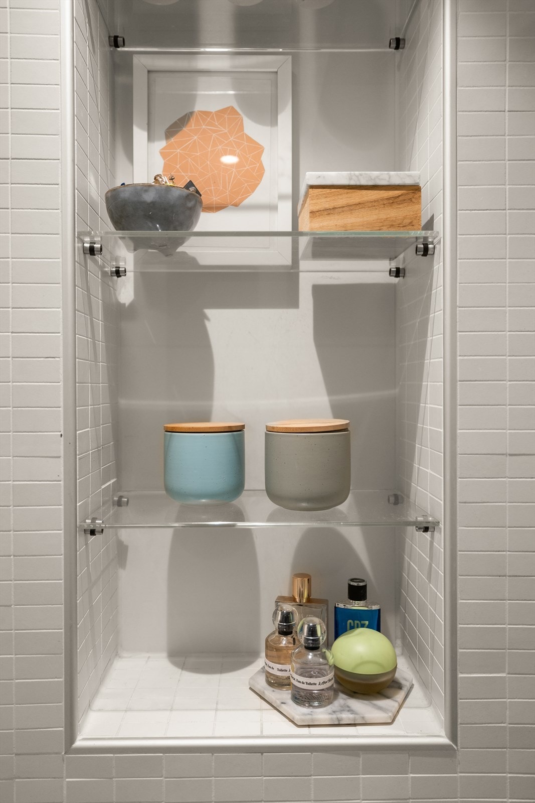 Nisje i dusjsone med god plass til shampoo og såper Galleribilde