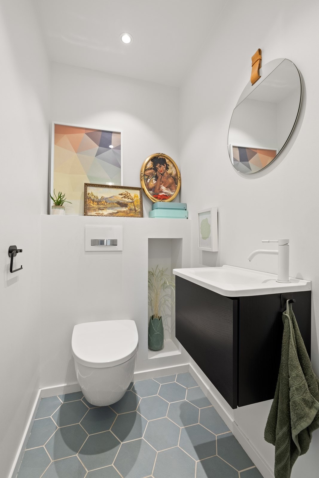 Flott og moderne WC i underetasjen med varmekabler Galleribilde