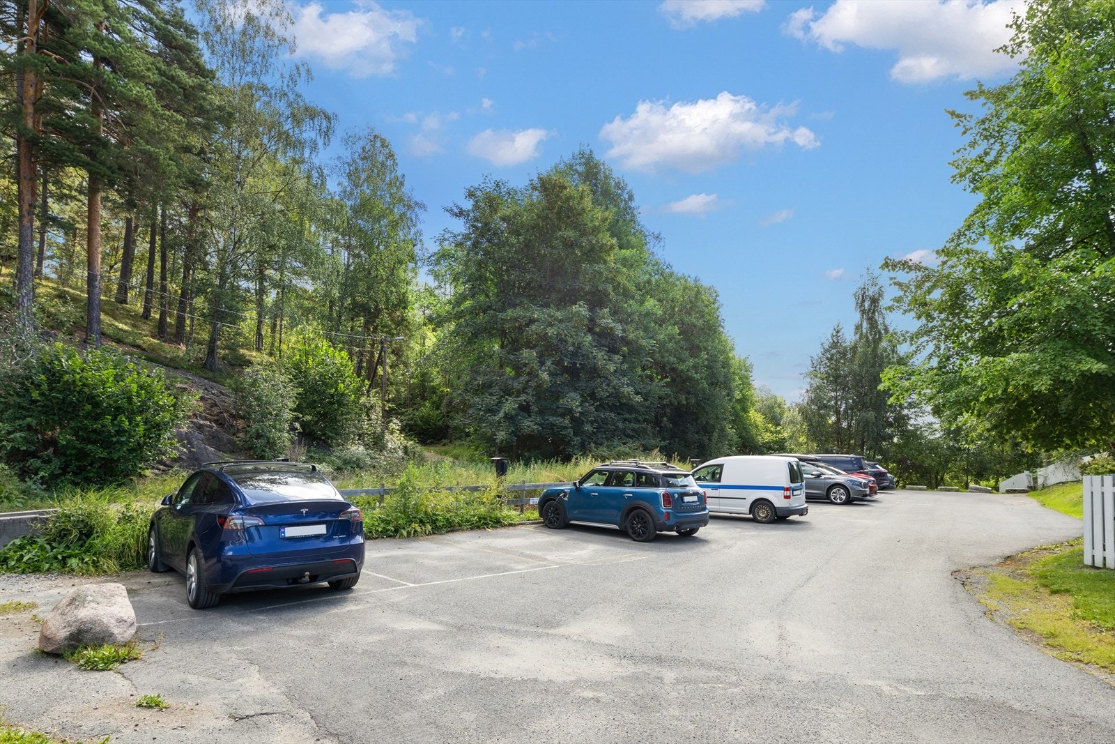 Rett bak parkeringsplassen starter lange flotte turstier som blir oppkjørte skiløyper vinterstid Galleribilde