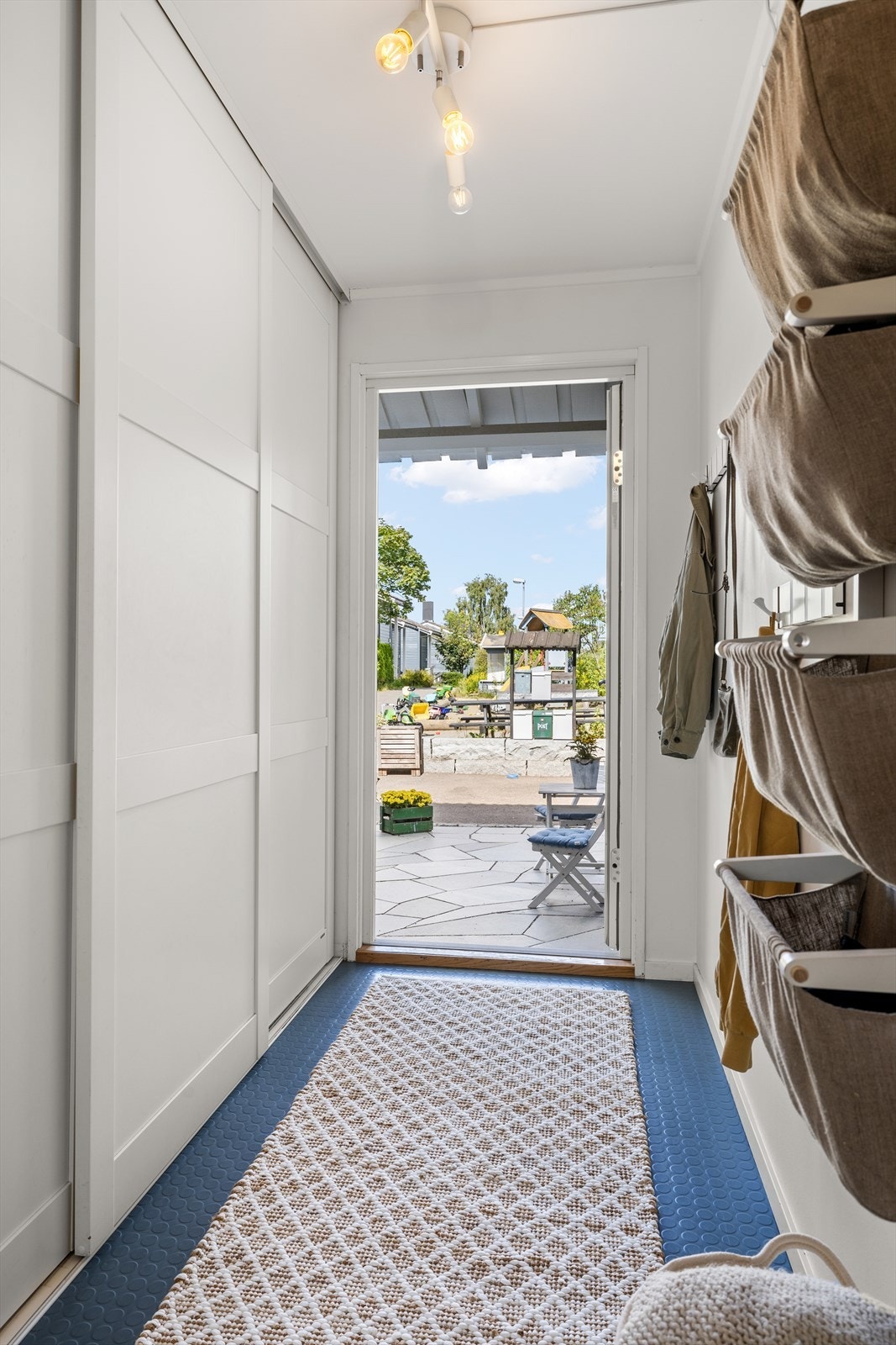 Lys og fin entré med stor skyvedørsgarderobe Galleribilde