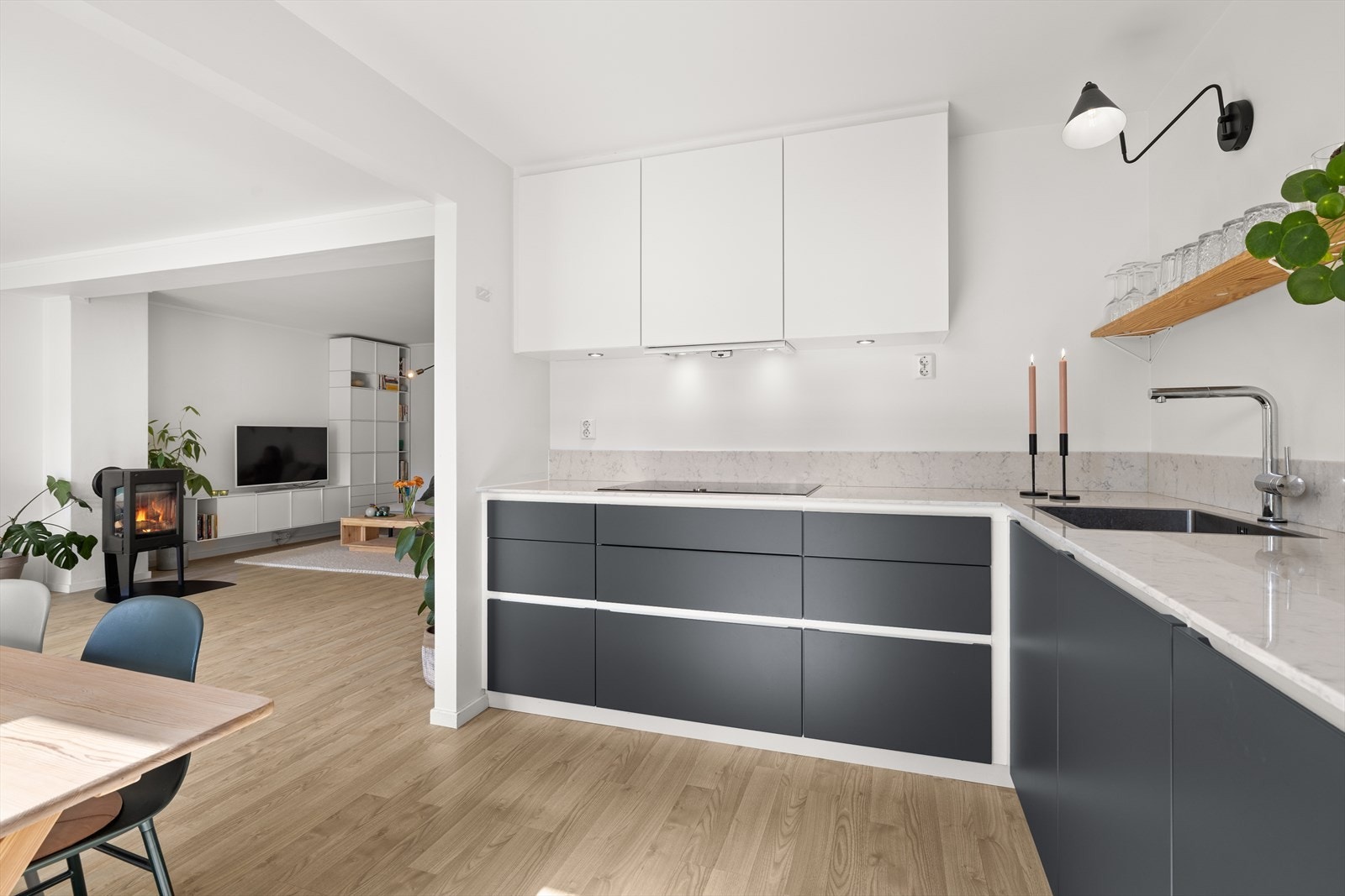 Stue og kjøkken har varme i gulvet Galleribilde