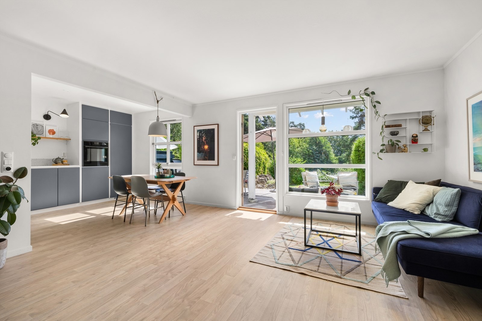 Stuen er i åpen løsning til kjøkken som gjør det lett å underholde gjestene under matlagingen Galleribilde