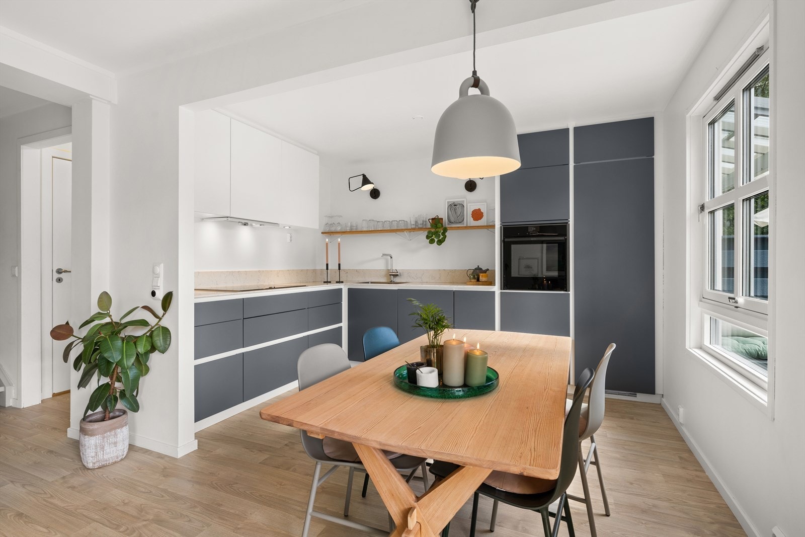 Moderne og tidløst med integrerte hvitevarer. Kjøkkeninnredning fra 2016 Galleribilde