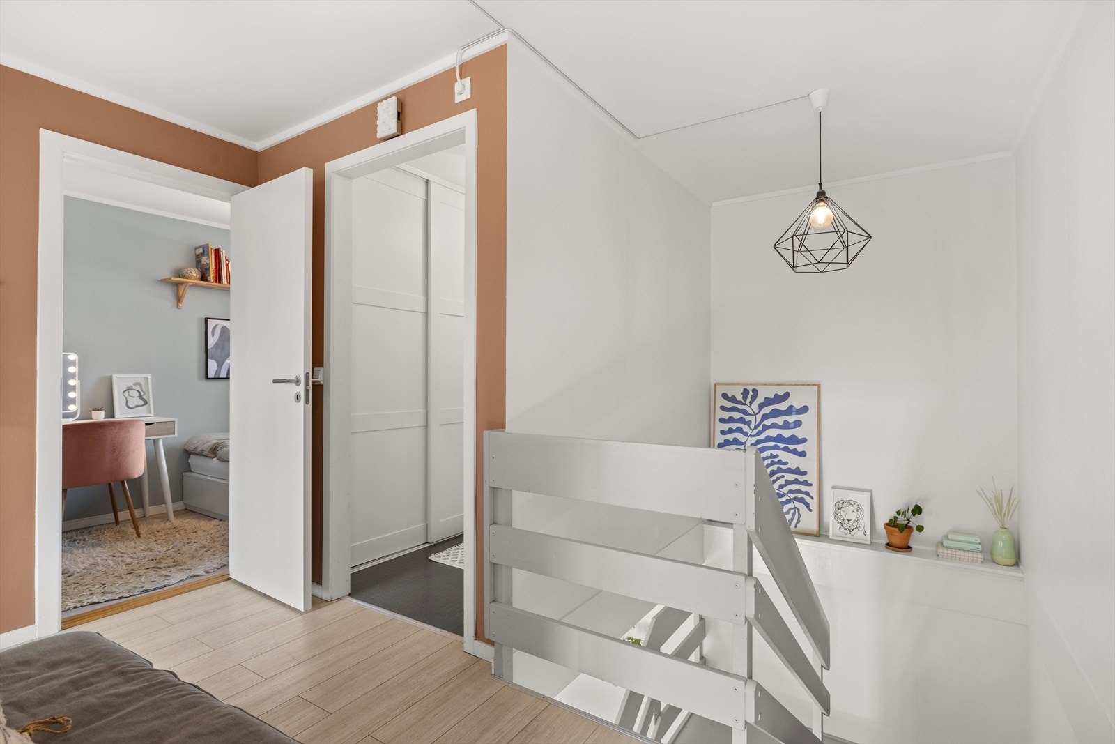 Fra entré er det stor åpen gang som forener 3 soverom og et bad samt trappen ned til stue/kjøkken Galleribilde