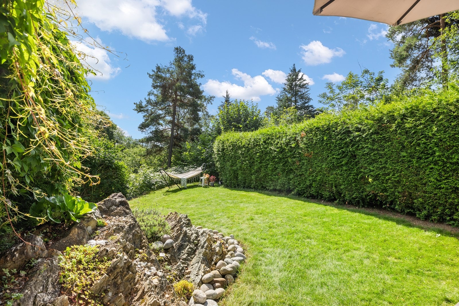 Hyggelig for barna å kunne leke i egen hage, samt god plass til f.eks hengekøye Galleribilde