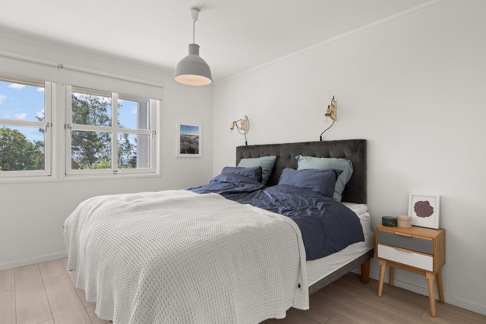 Hovedsoverommet har god plass til dobbeltseng samt nattbord på hver side hvis ønskelig Galleribilde