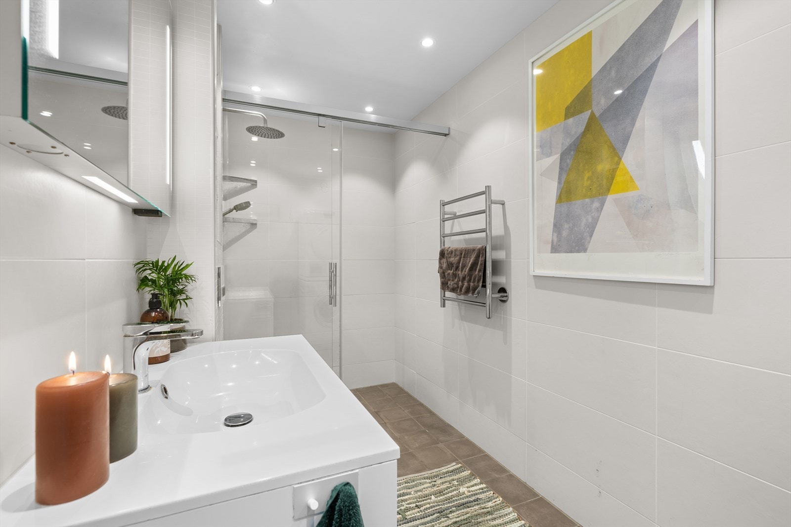 Badet har egen dusjsone med skyvedører i herdet glass. Badet ble pusset opp i 2016 Galleribilde