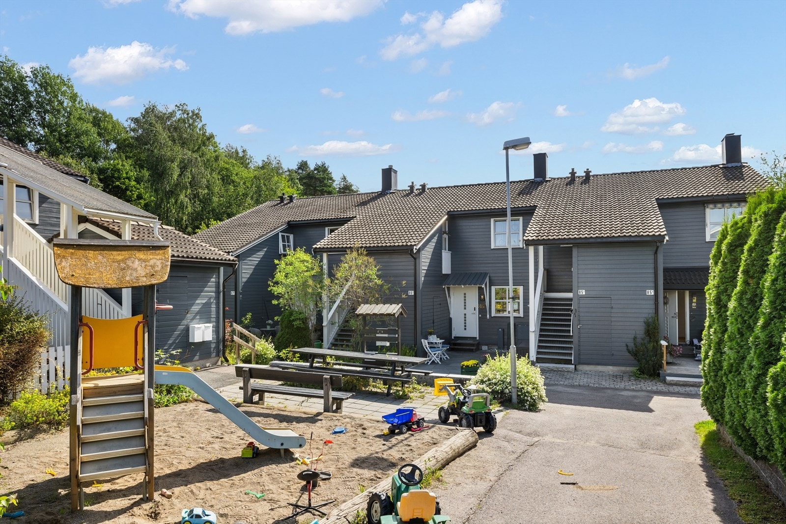 Lekeplass rett utenfor døren gjør det lett å holde et øya med barna når de er ute å leker Galleribilde