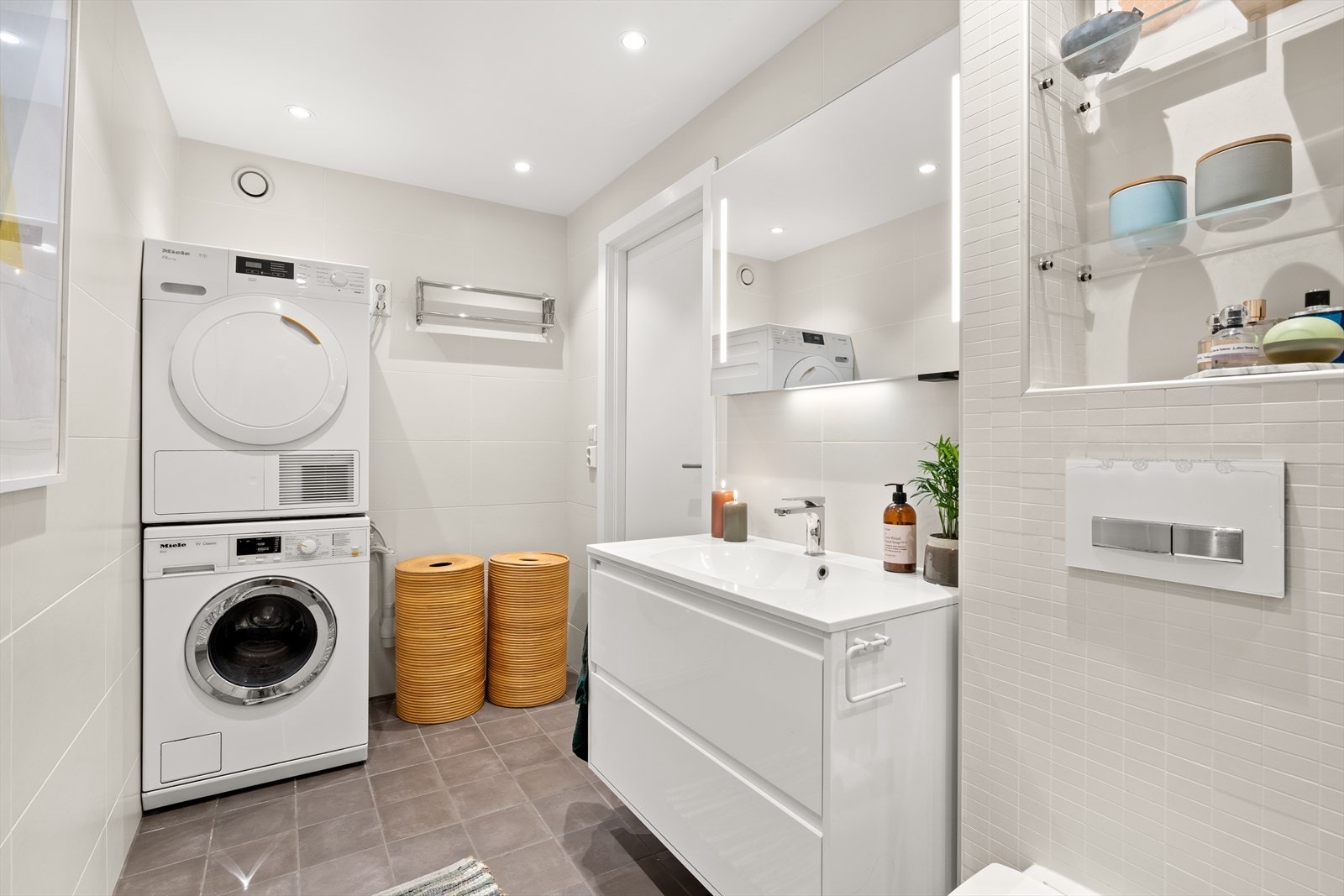 Hovedbadet i 1. etasje er flislagt med varmekabler og har opplegg for vaskemaskin og tørketrommel Galleribilde