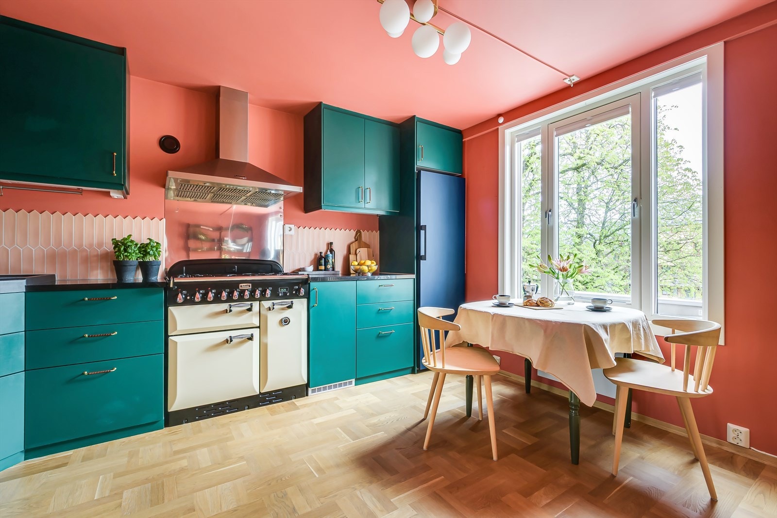 Leiligheten har en sprek fargepalett det er vanskelig å ikke bli i godt humør av. På kjøkkenet kombineres fargene på en leken måte. Galleribilde