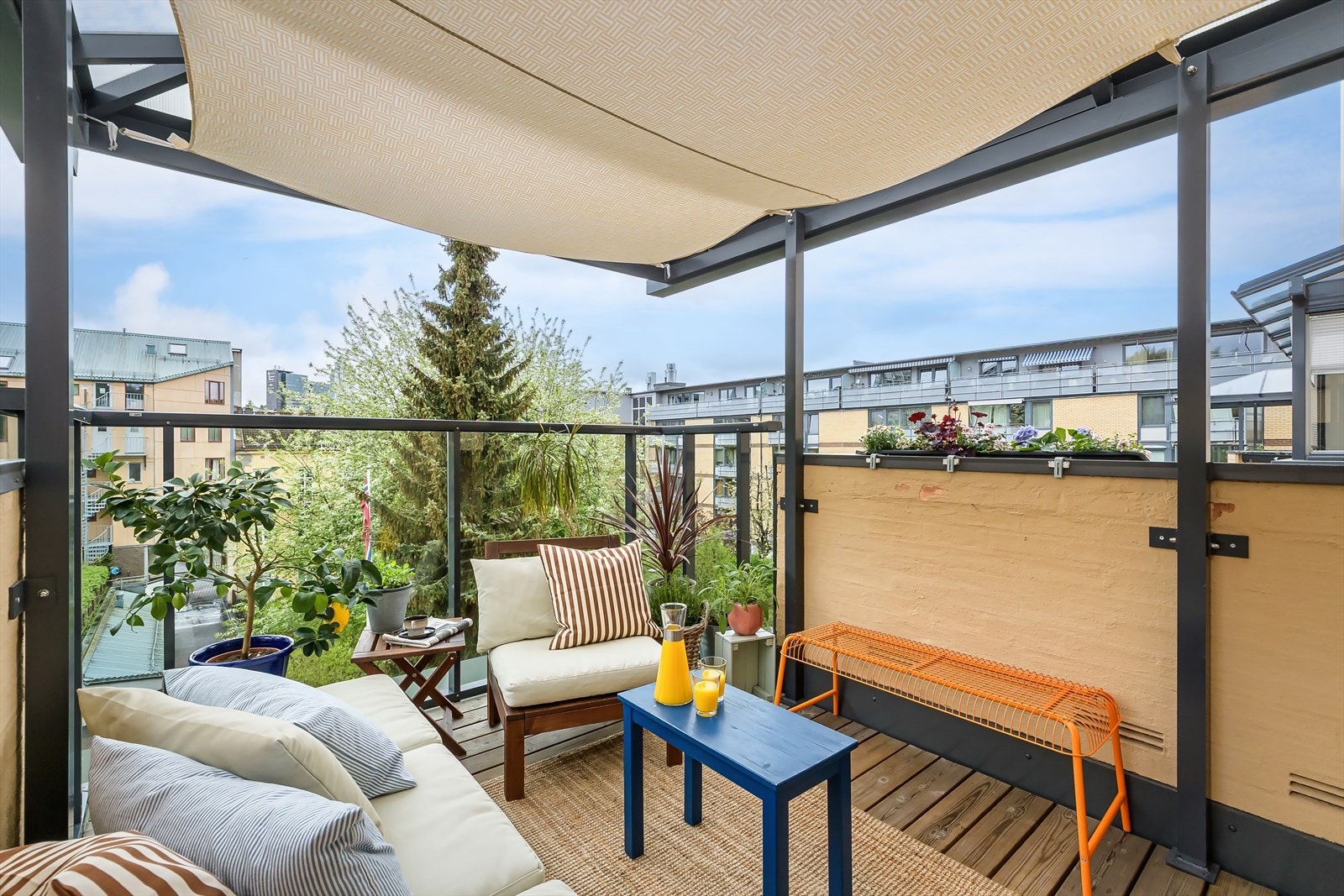 Her ute kan du nyte solrike sommerdager i skjermede og usjenerte omgivelser med hyggelig utsikt over bakgården. Galleribilde