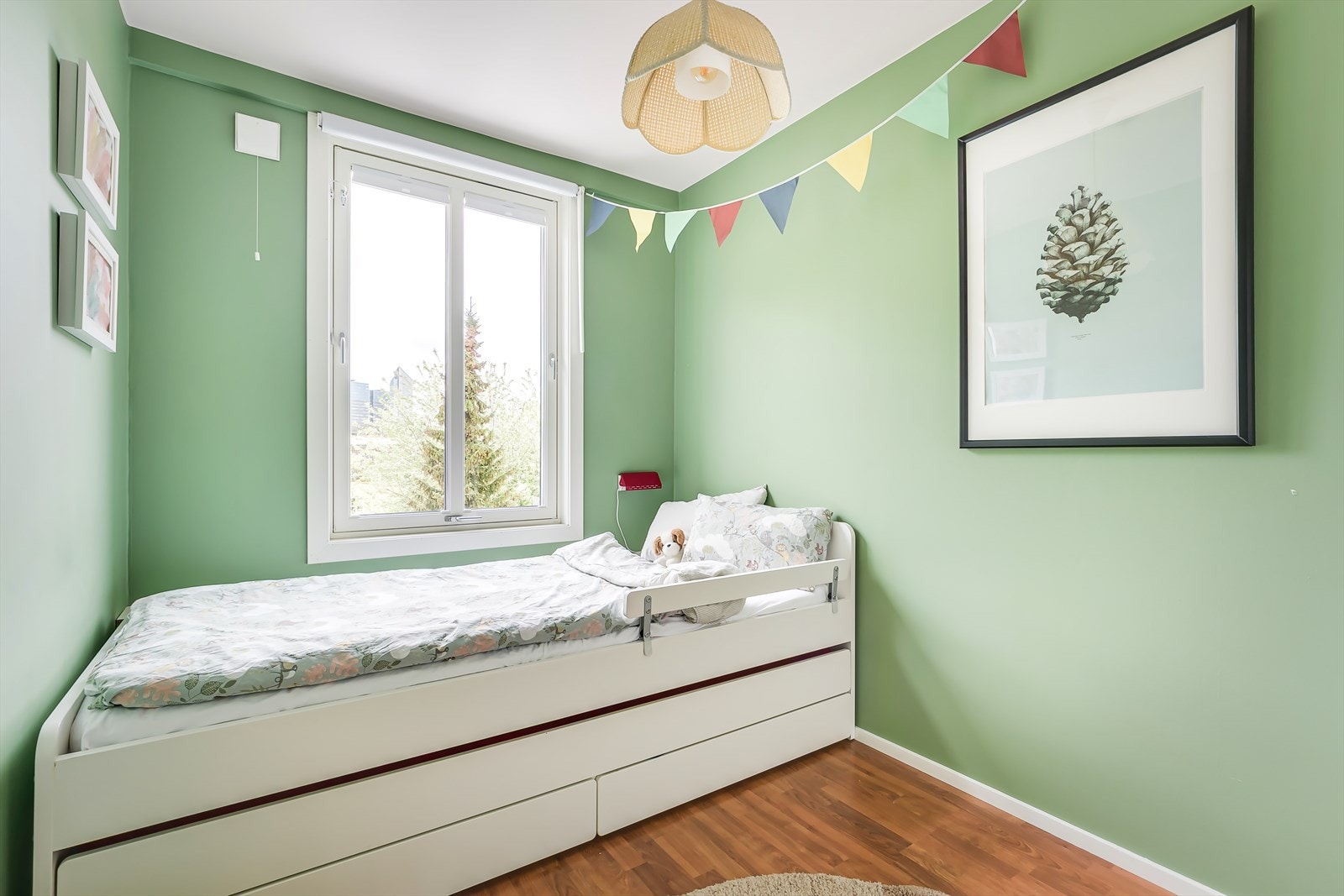 Alle tre soverommene har fine størrelser og kan innredes med fullverdige senger. Galleribilde