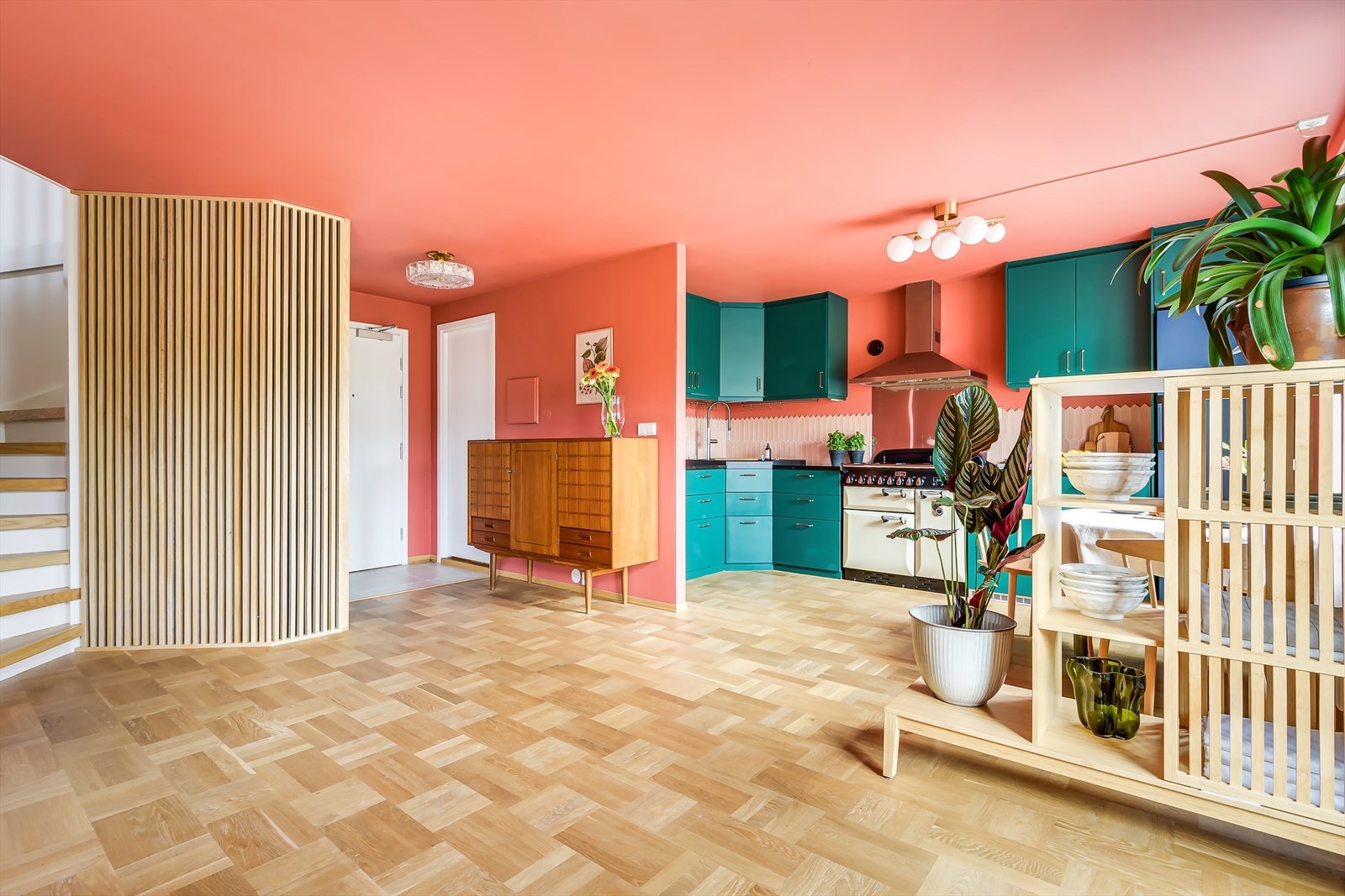 Stuen oppleves svært åpen og lys med stilige detaljer som spilevegg mot gangen og eikeparkett i hollandsk mønster. Galleribilde