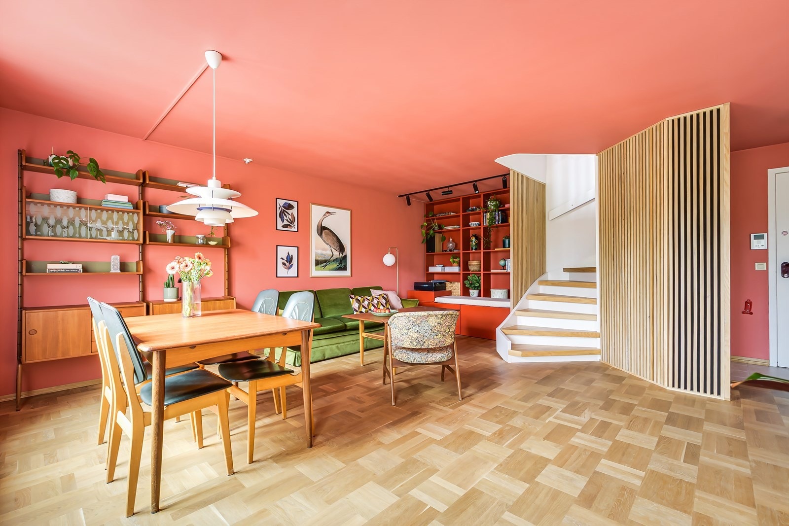 Stuen er enkel å innrede med sofakrok, mediemøbler og en ytterligere spisegruppe dersom man ønsker det. Galleribilde