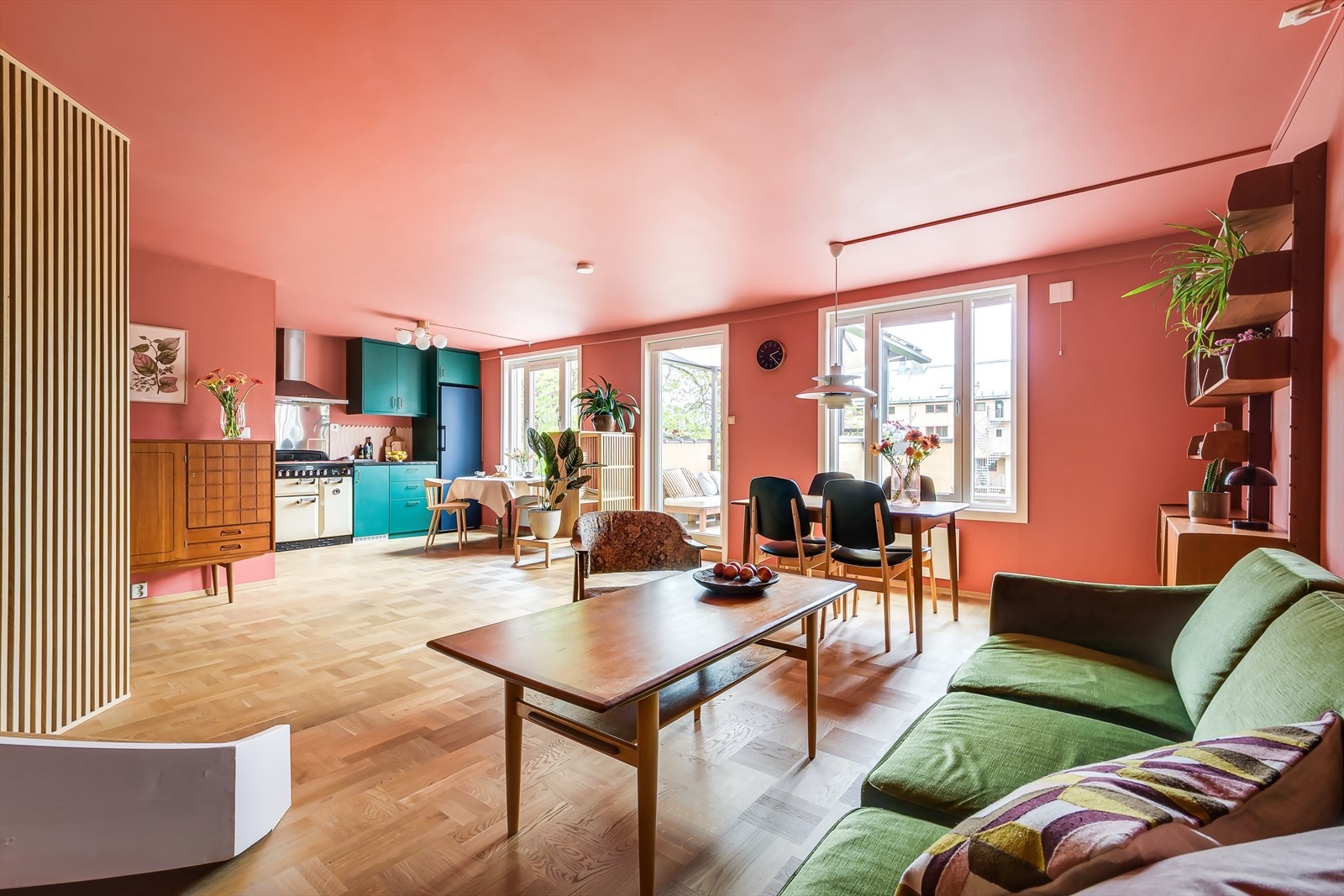 Leiligheten ligger i 4. og 5. etasje, og boligens nederste etasje utgjør oppholdssonen med et stort kjøkken og stue i åpen løsning, bad og entré/gang. Galleribilde