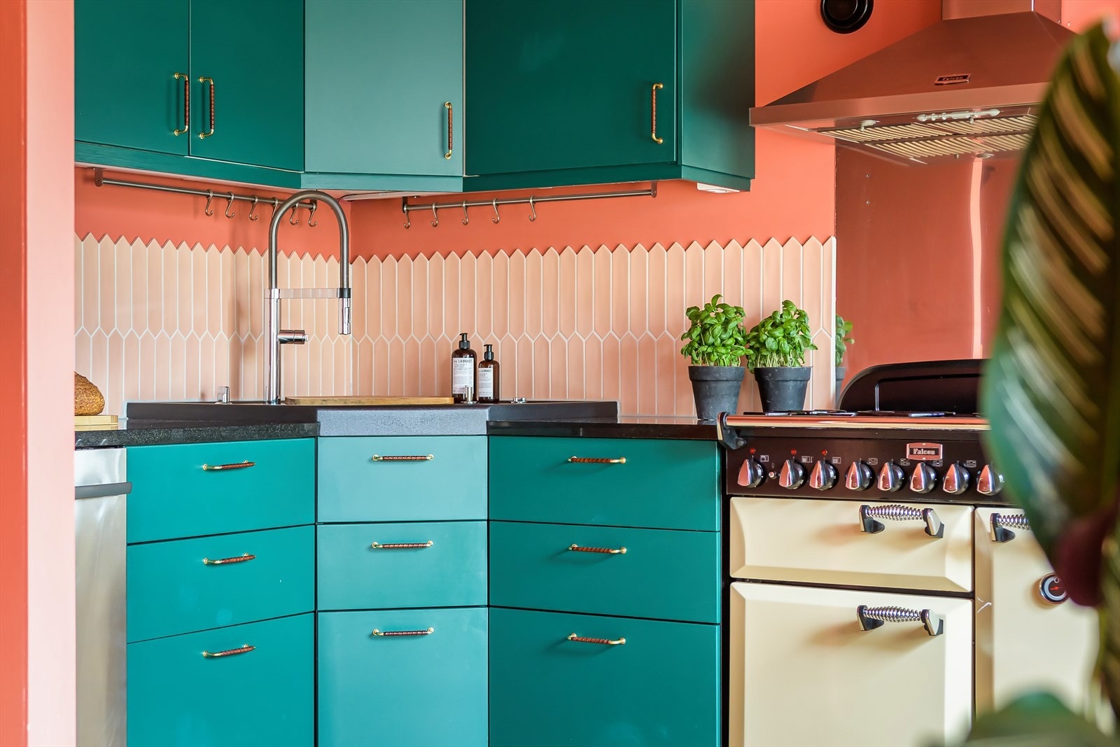 Av hvitevarer finner du frittstående kjøleskap, oppvaskmaskin og komfyr med koketopper med gass. Det er montert ventilator med kullfilter over kokesonen. Galleribilde