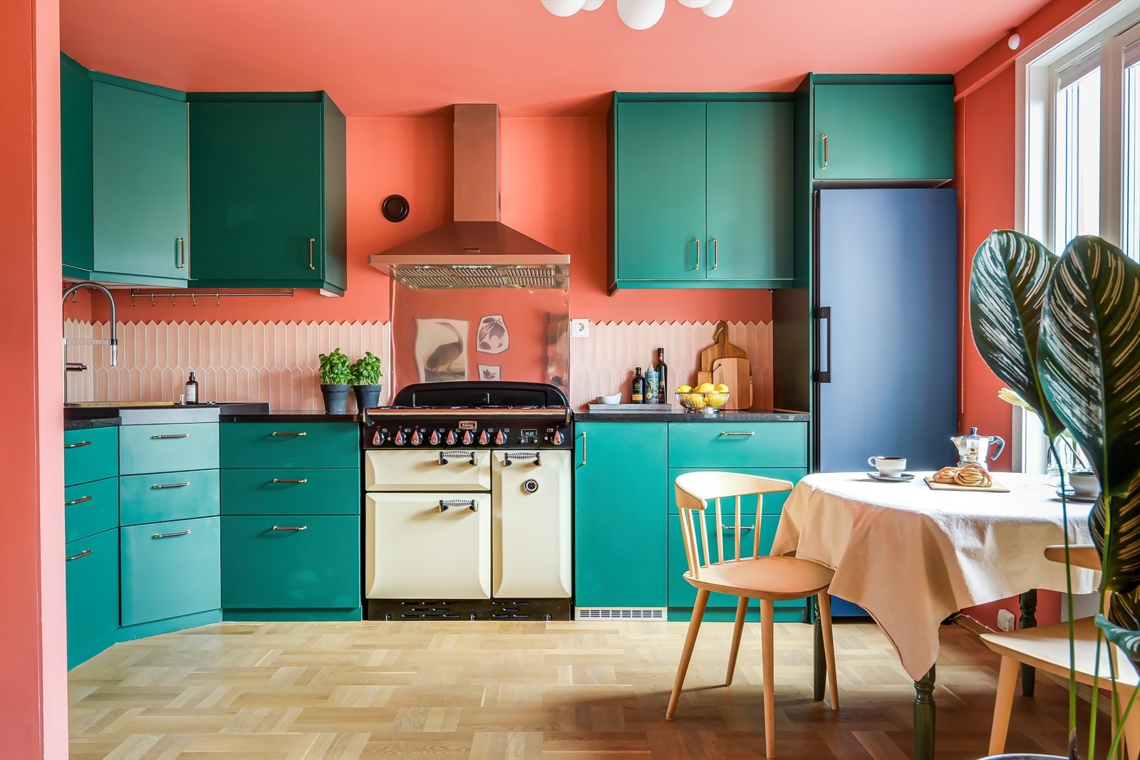 Trenger du større plass, vil bo midt i smørøyet men tilbaketrukket fra bylivets sus og samtidig er glad i farger, kan dette være den perfekte boligen for deg. Galleribilde