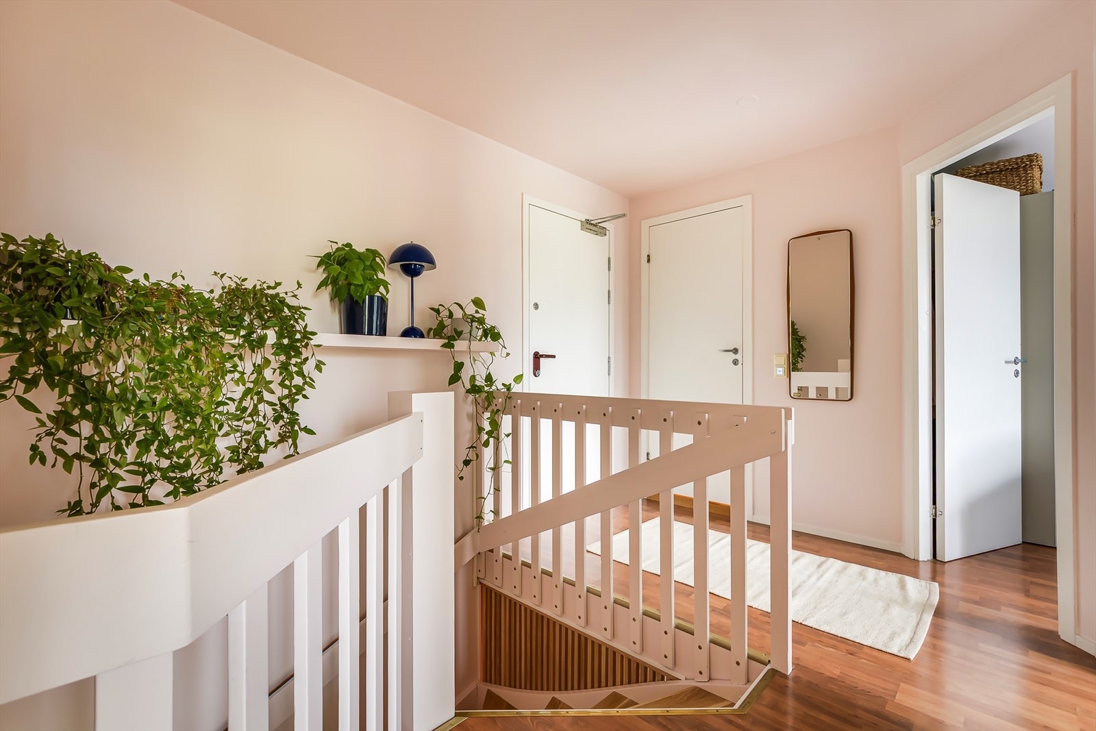 Boligens øverste etasje inneholder leilighetens tre soverom samt bad og bod. Galleribilde