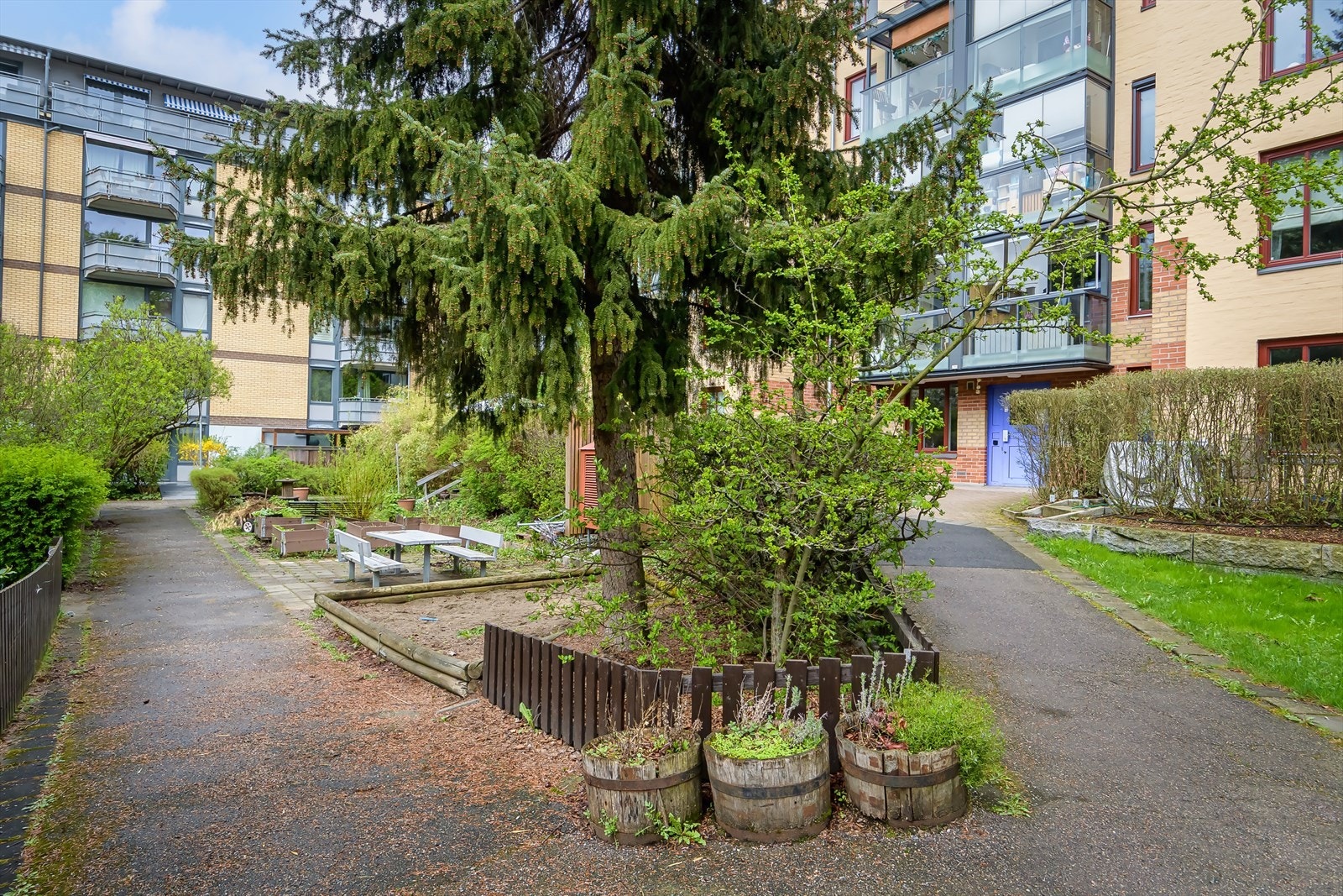 Beboere har tilgang til bakgården som er opparbeidet med asfalterte gangveier, frodig beplantning, sittegrupper og lekeområder for barna. Galleribilde