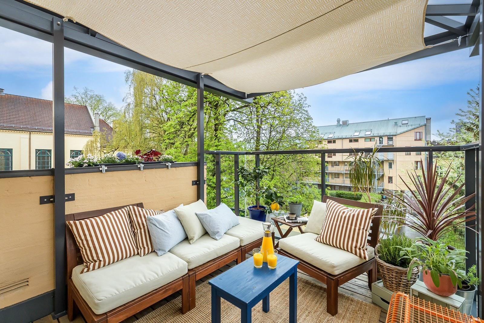 Balkongen er skjermet med heldekkende rekkverk på sidene men har glass i front som gir en åpen og luftig følelse. Galleribilde