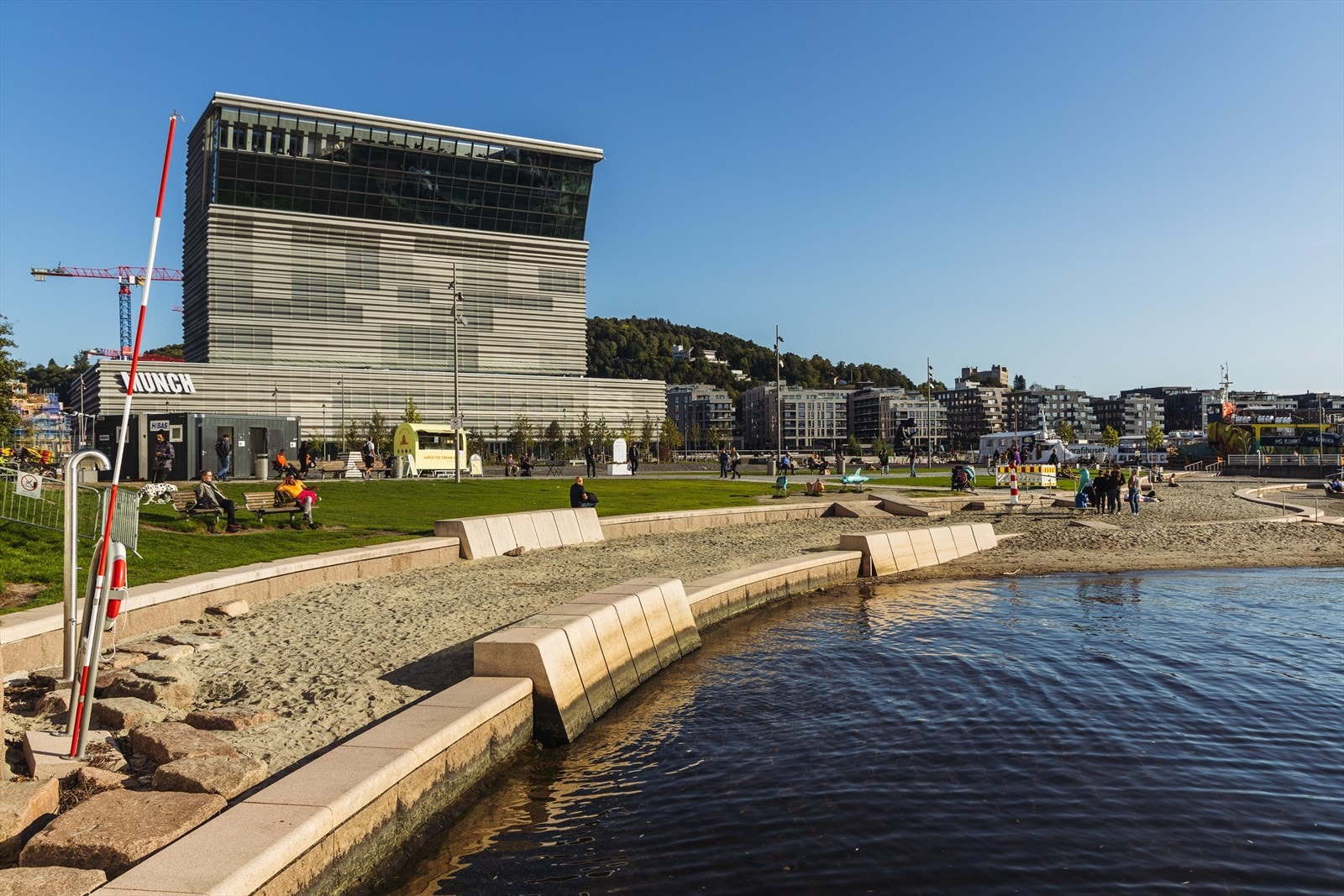 Broen fra Grønland tar deg raskt og enkelt over til Bjørvika, hvor du bl.a. finner MUNCH, nye Operastrand og et stort utvalg av butikker, restauranter og serveringssteder. Galleribilde