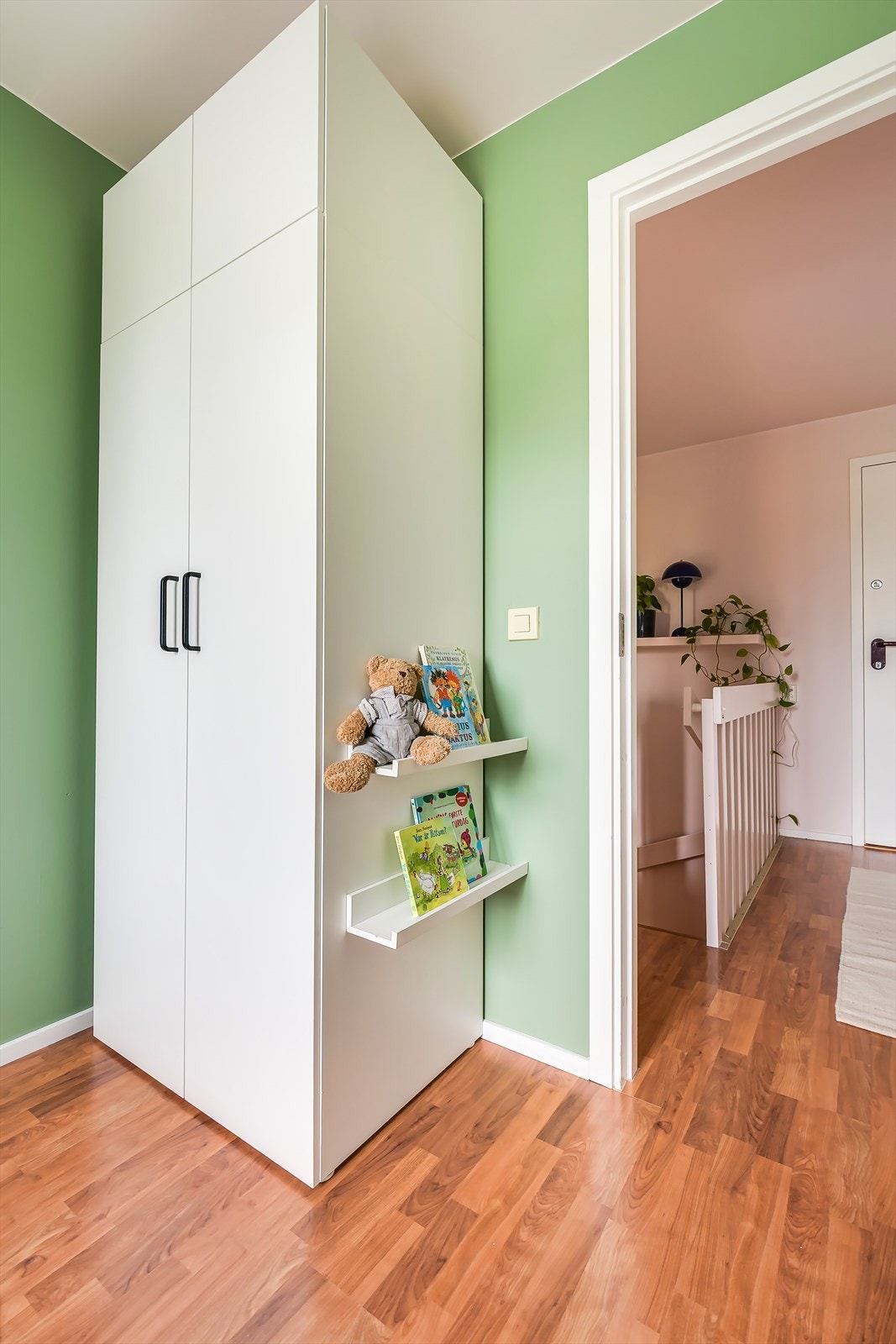 Soverom 2 har garderobeskap for oppbevaring av klær og tilbehør. Galleribilde