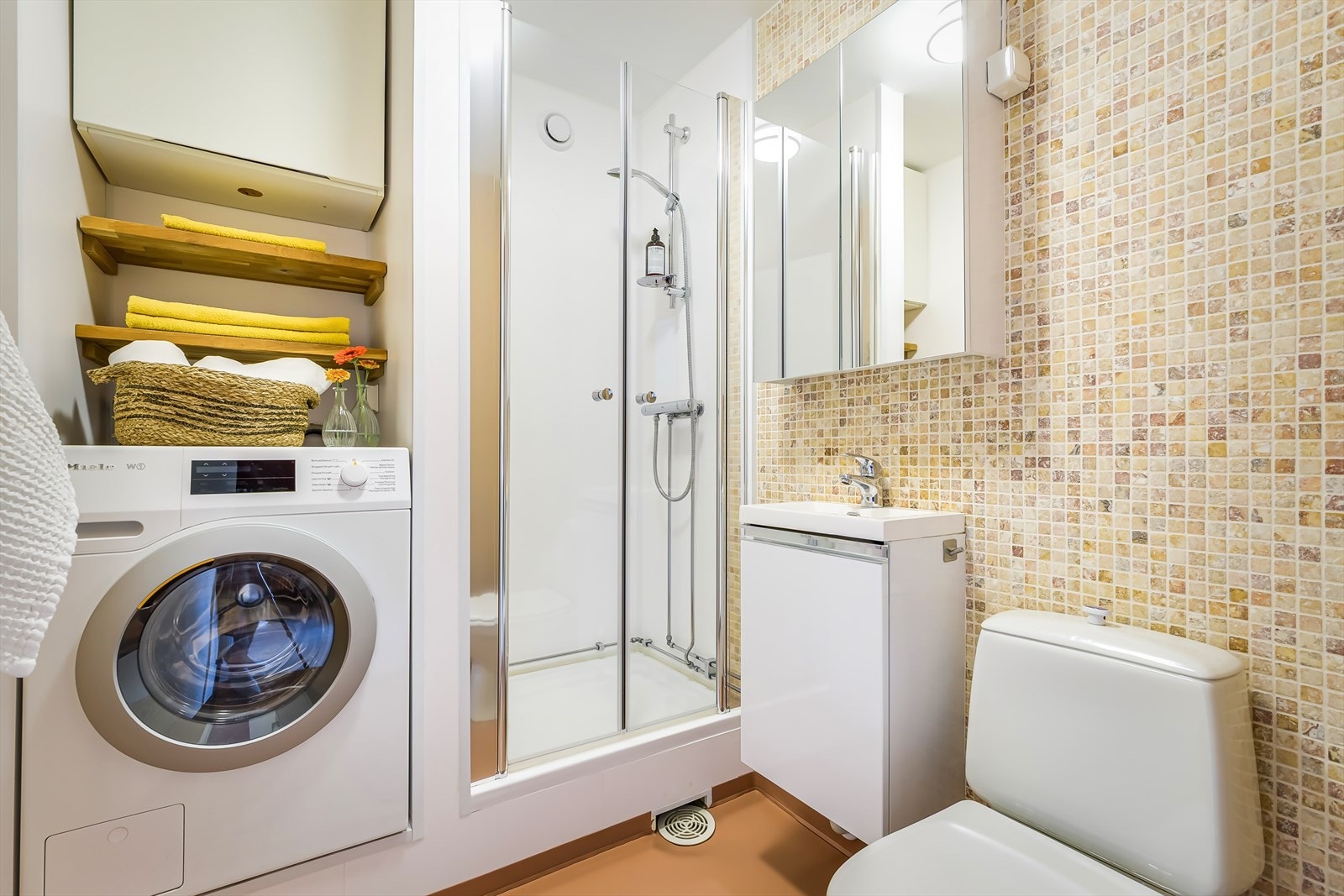 Badet nede har hovedkonstruksjoner fra byggeår, men ble i 2014 modernisert med overflater på vegg og ny innredning som dusjhjørne med sokkel og svingbare glassdører, speilskap og skap over vaskemaskin. Galleribilde