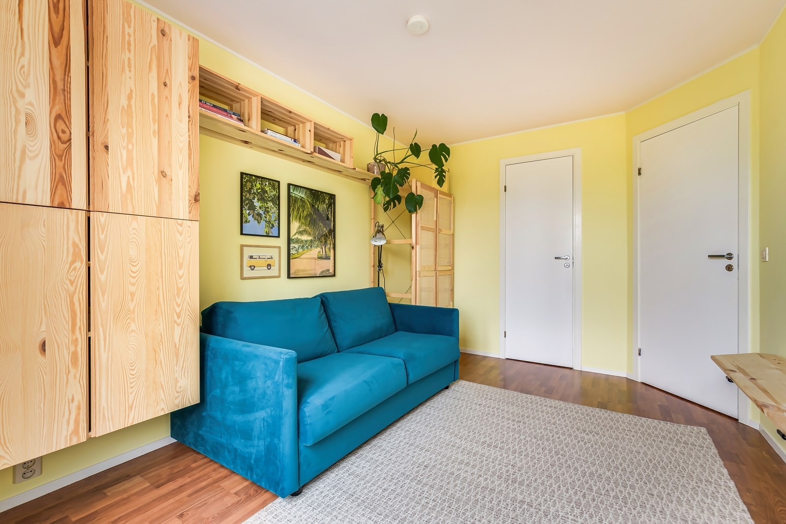 Vegghengte skap og hyller følger med. Galleribilde